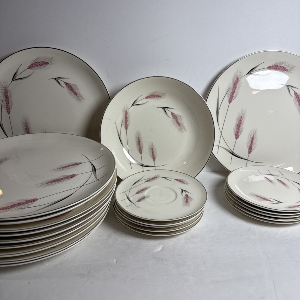 22 Pc VTG FUTURA "WHEATLAND 55"‎ 11-10In Plates 10-6in Saucers 1-8in Bowl
